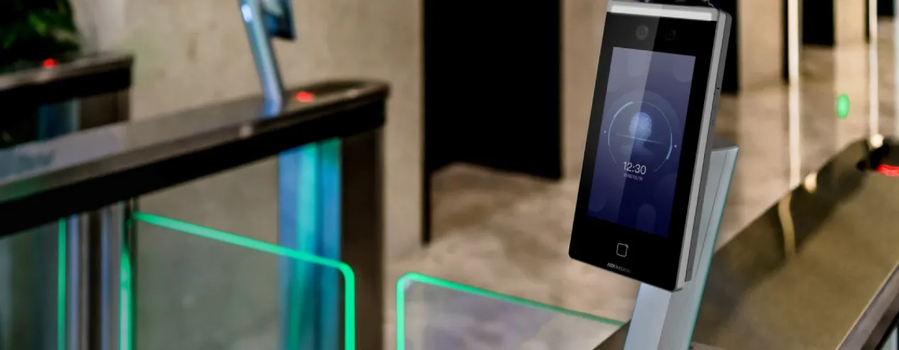 ​Zutrittskontrolle mit Gesichtserkennung auf dem Campus: Verabschieden Sie sich von verlorenen Ausweisen und ermöglichen Sie nahtlosen Zugang