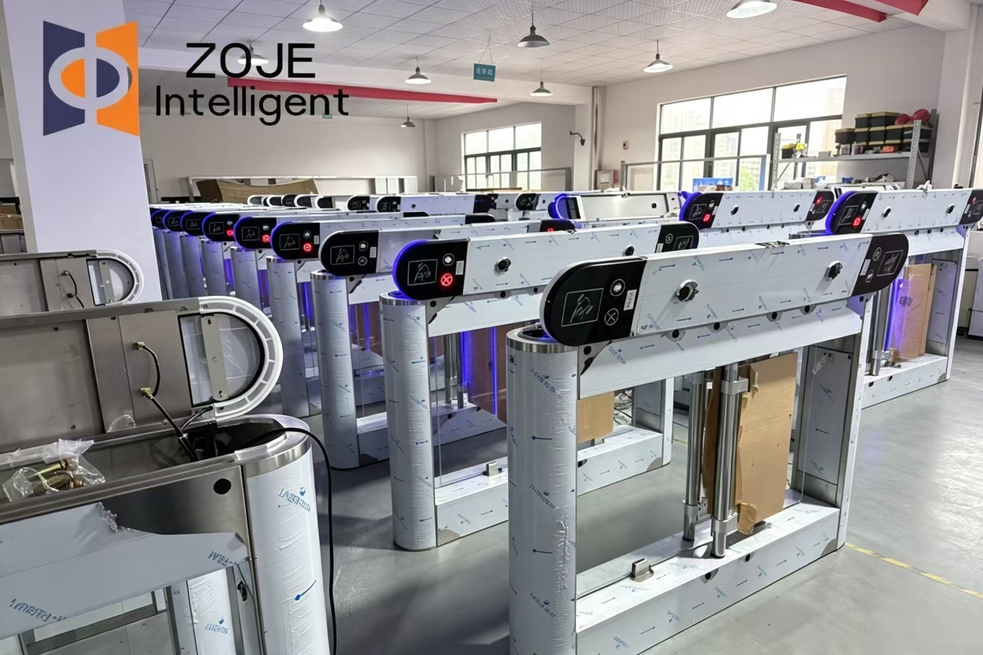 ZOJE stellt 100 Einheiten des Schnelldrehkreuztors fertig und ist bereit für Tests und den Versand ins Ausland
