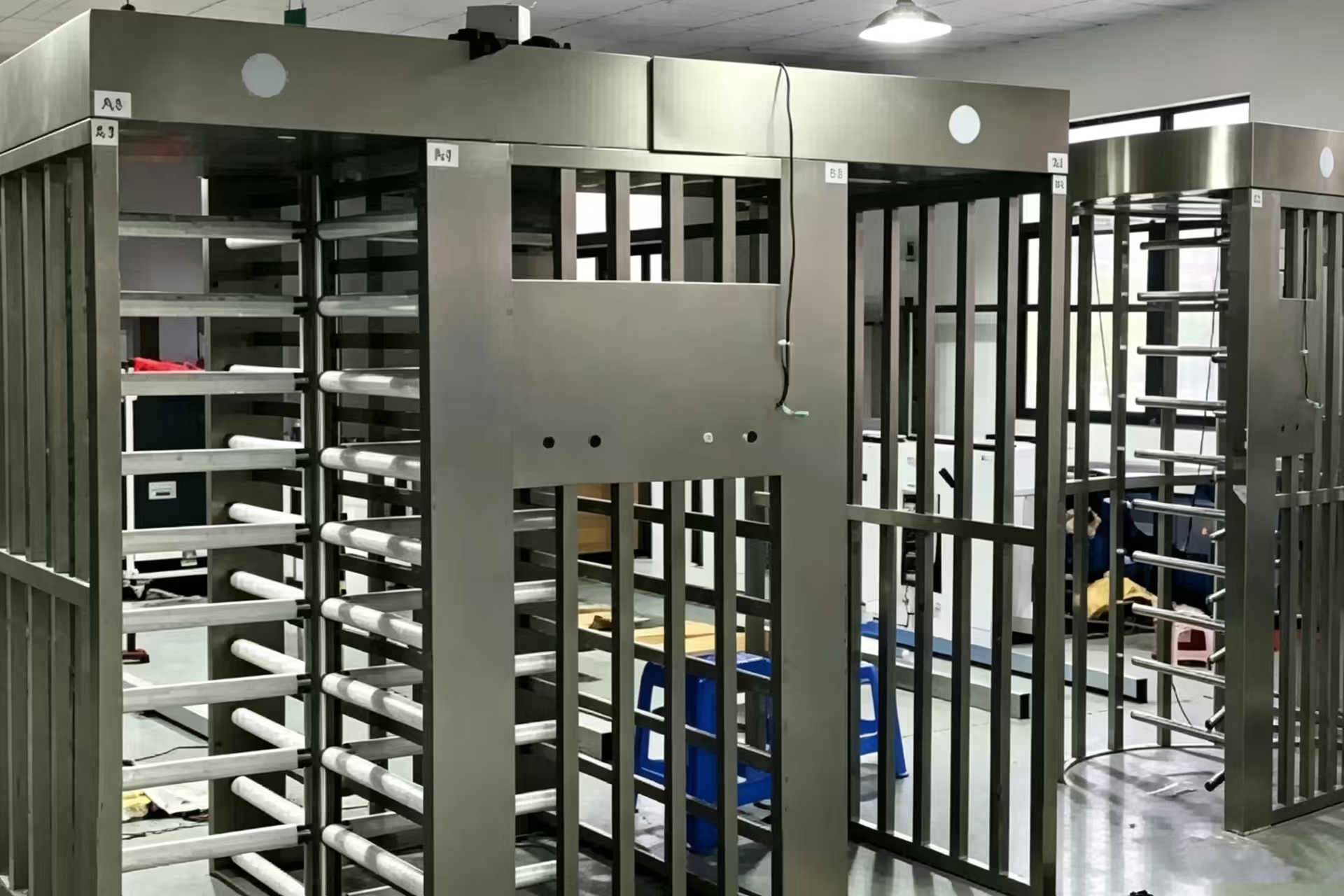 Drehkreuz der neuen Generation in voller Höhe mit galvanisierter, schweißfreier Konstruktion